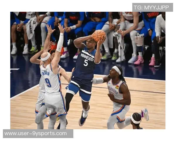 媒体人分析爱德华兹进攻端表现提升展现出更强自信心与关键时刻阅读能力